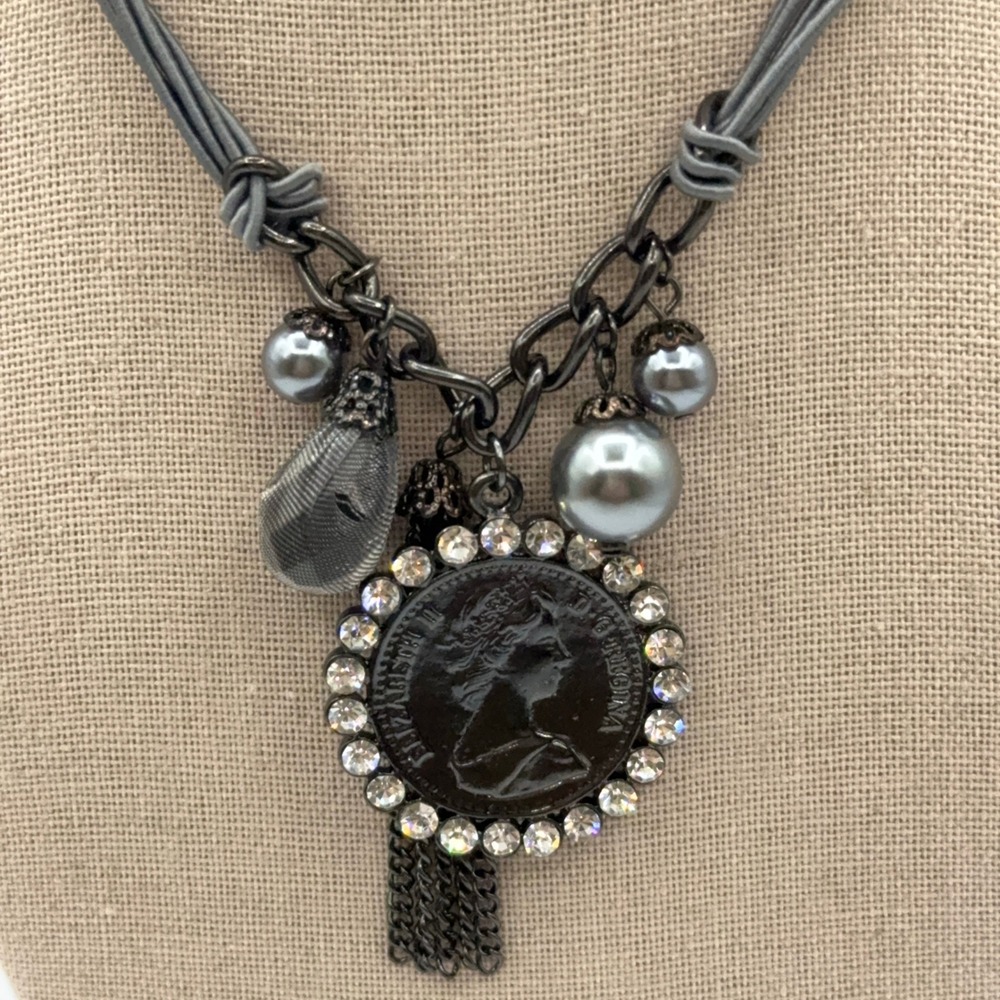 Medallion Pendant Necklace Women Queen Elizabeth Rhinestone Dark Academia Goth